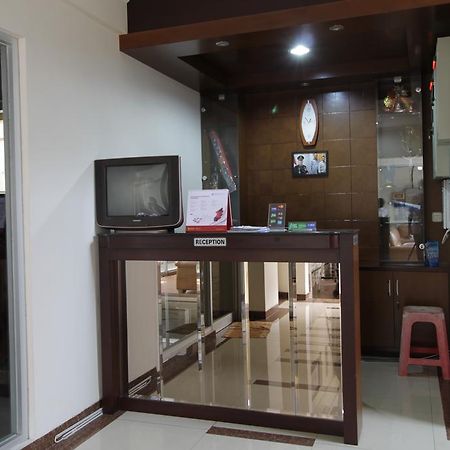 Reddoorz Plus Near Ambassador Mall Джакарта Экстерьер фото