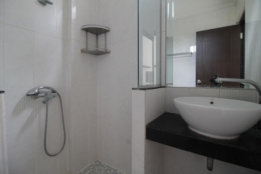 Reddoorz Plus Near Ambassador Mall Джакарта Экстерьер фото